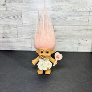 Vintage Russ‎ Troll Doll with pink hair, holding a heart-shaped Sign "#1 Mom"